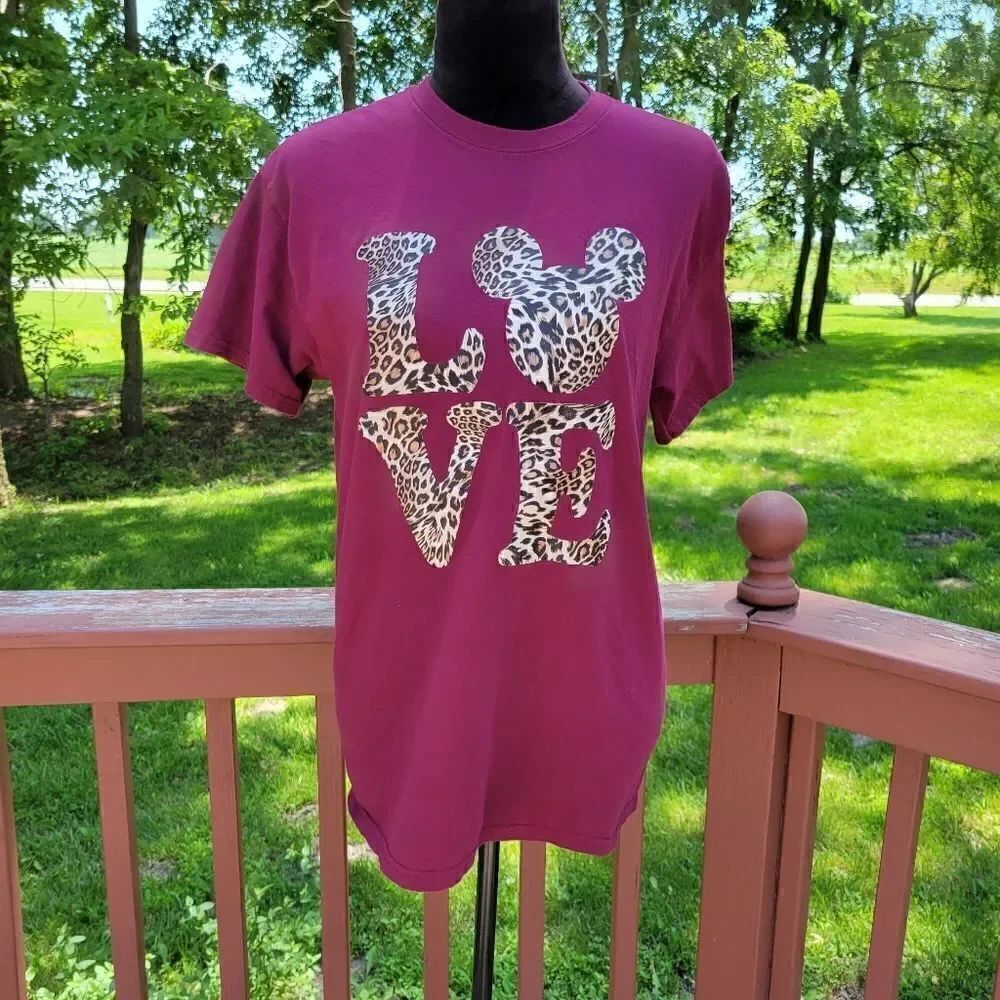 Disneyworld Animal Kingdom Design Short sleeve Shirt Gildan Brand, Medium